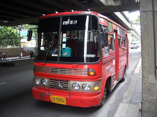 ⑧赤い路線バス