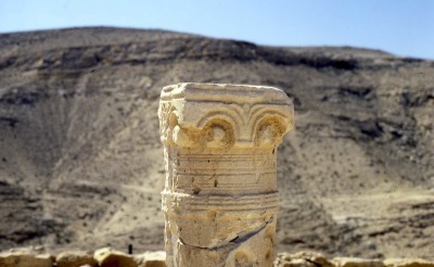 Ruins_in_Negev_desert_Israe.jpg