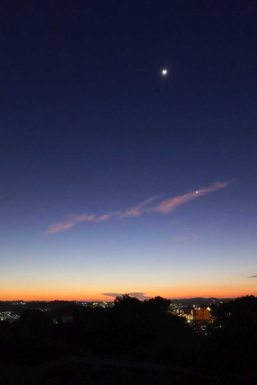 明け方の月と金星と朝焼け 2023年9月10日