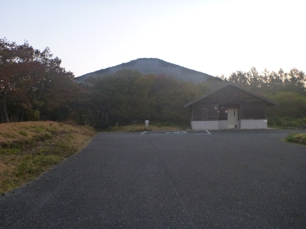 P1830409月見が丘駐車場と岩樋山
