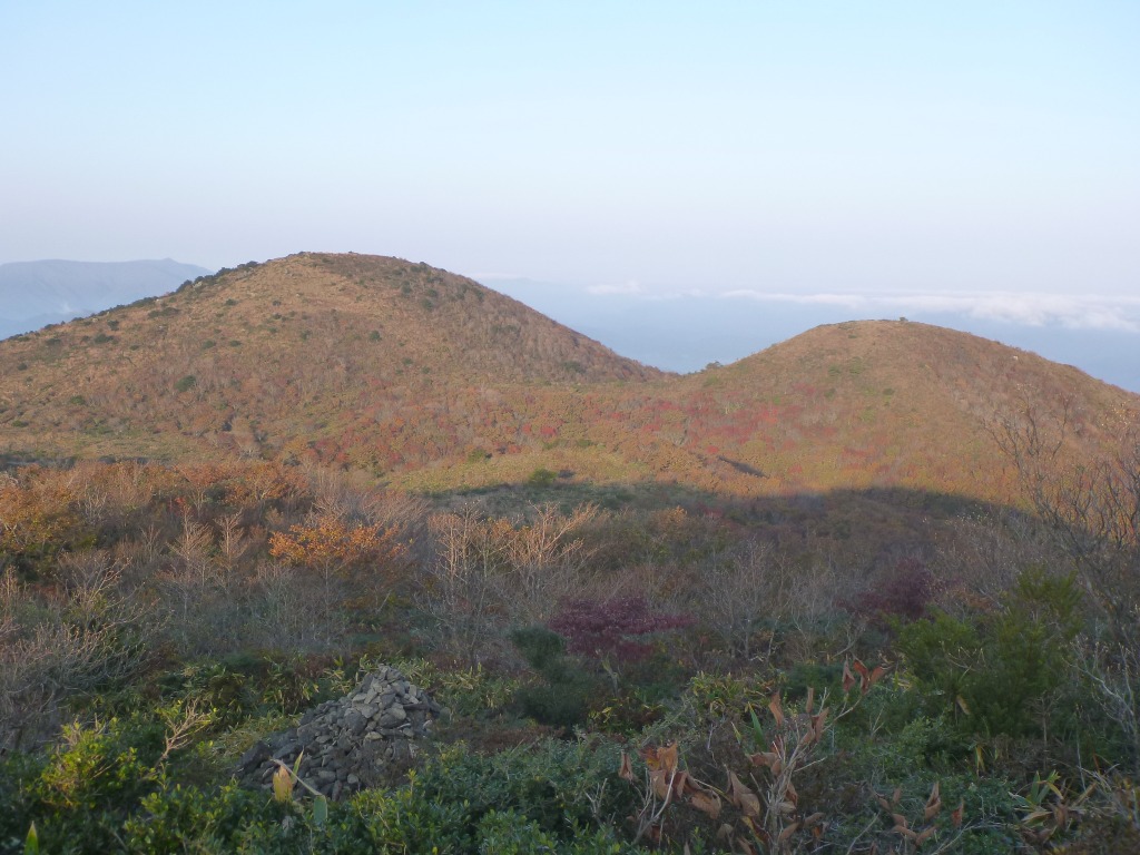 P1830448岩樋山（左）と北峰（仮）1240ｍ峰