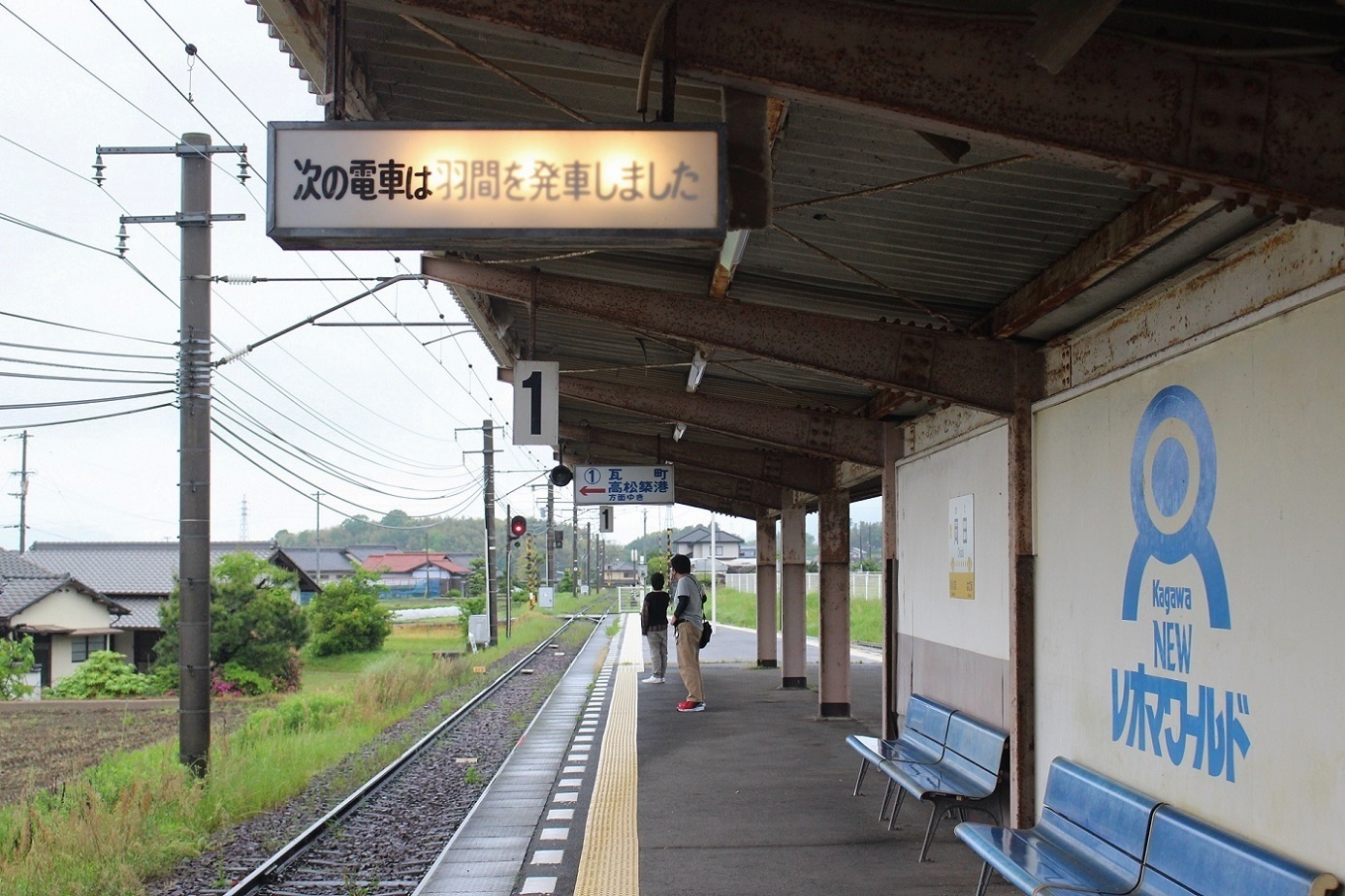 琴電の前駅発車案内標（岡田駅）a02