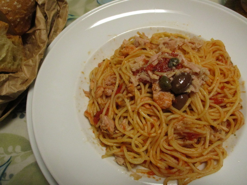 spaghettini_pomodoro_capperi_aglio_tonno_olive_peperoncino230603