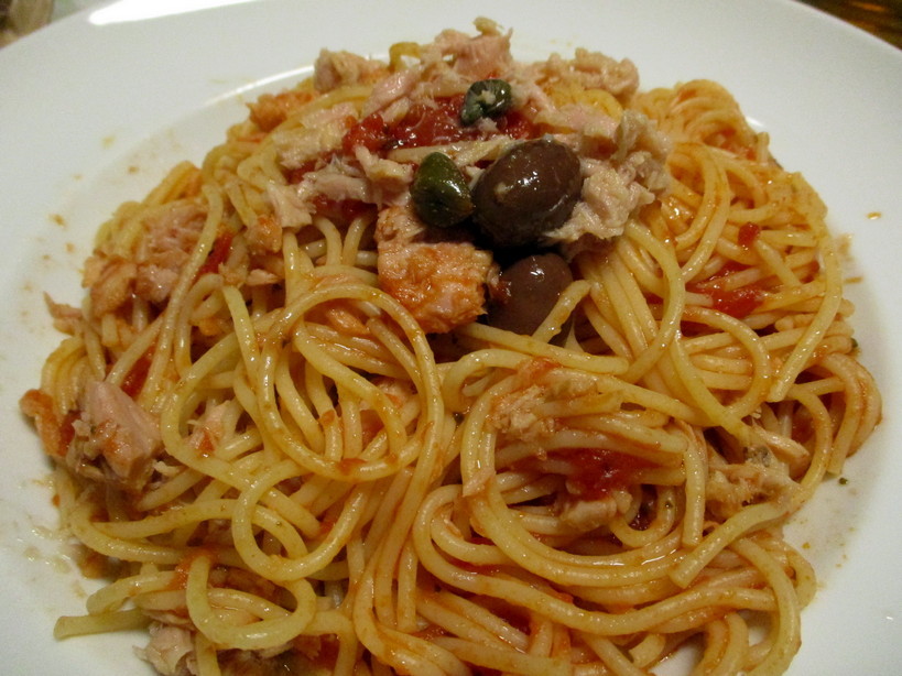 spaghettini_pomodoro_capperi_aglio_tonno_olive_peperoncino2_230603