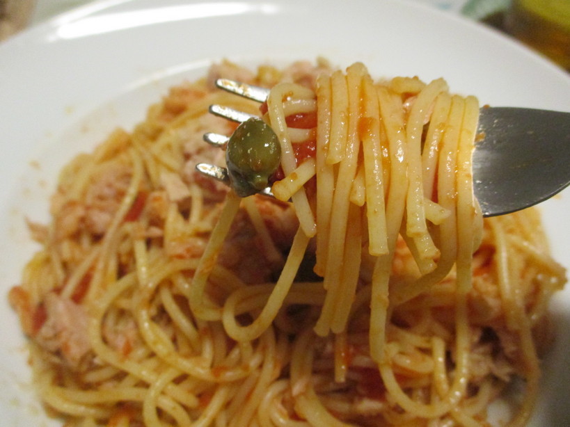 spaghettini_pomodoro_capperi_aglio_tonno_olive_peperoncino3_230603