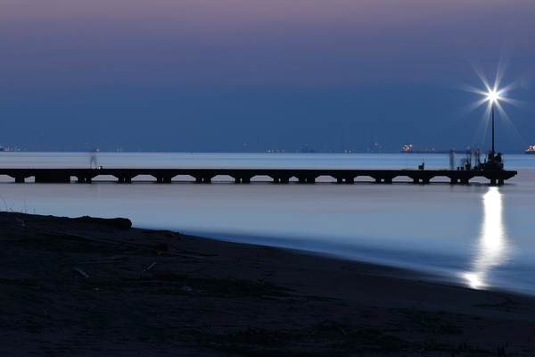 朝の千代崎海岸で古びた桟橋と海をスローシャッターで撮影した写真②