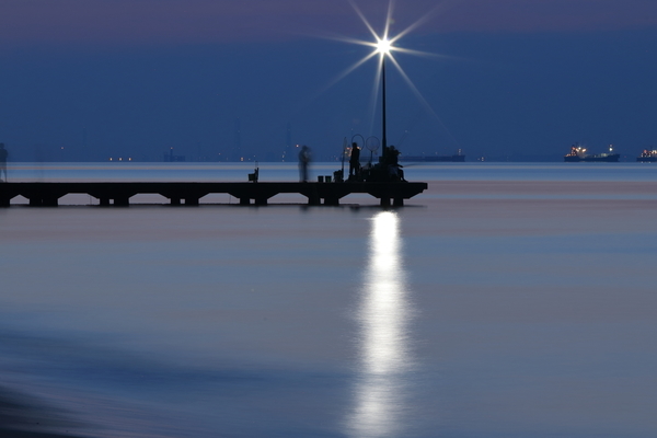朝の千代崎海岸で古びた桟橋と海をスローシャッターで撮影した写真⑤