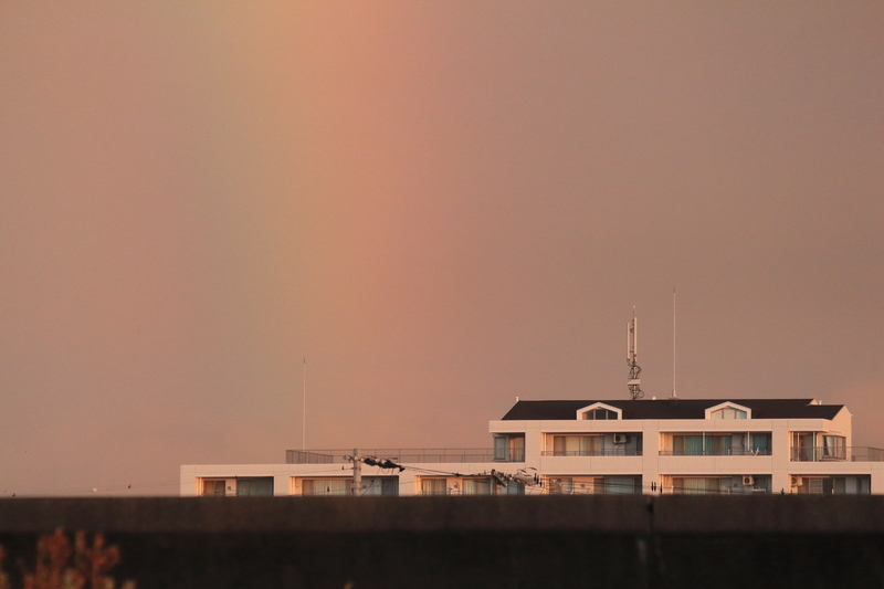 台風が過ぎ去った後の伊勢湾の海岸の風景を撮影した写真⑥海の反対側では虹が出ています。