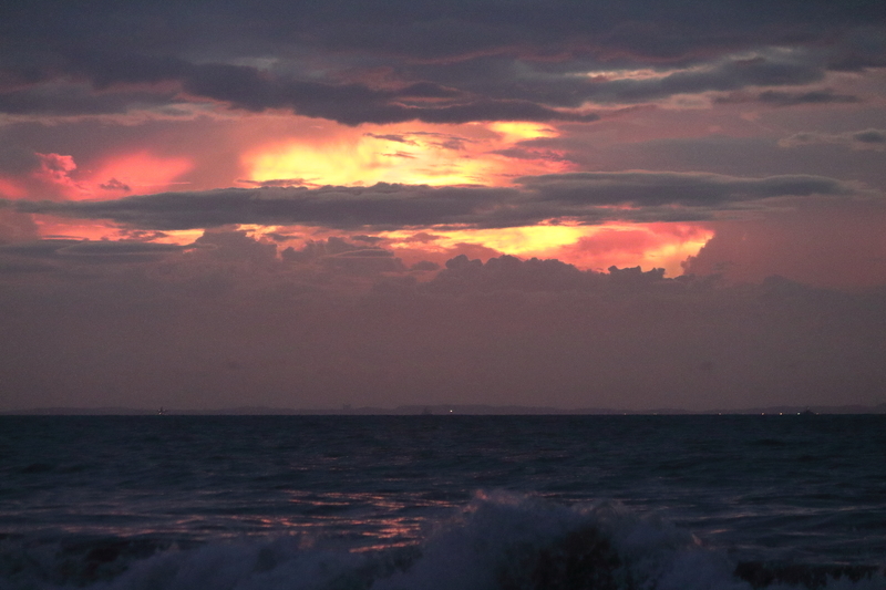 海と朝焼けの空を撮影した画像②