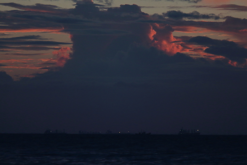 海と朝焼けの空を撮影した画像⑤