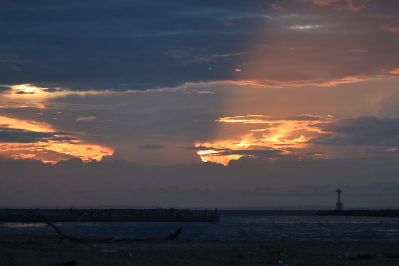 海と朝焼けの空を撮影した画像⑥