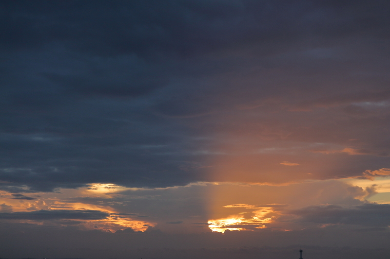 海と朝焼けの空を撮影した画像⑨雲の隙間から薄明光線が空に向かって伸びている。