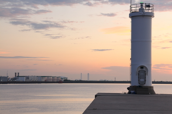 磯津港南防波堤から撮影した磯津港南防波堤灯台と四日市コンビナートの朝景の写真⑥