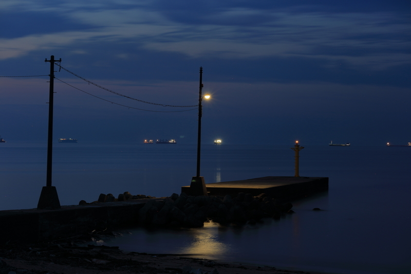 四日市市の楠漁港にある南側の突堤と朝の海の様子を撮影した写真②