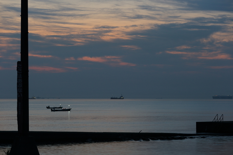 四日市市の楠漁港から朝の海の様子を撮影した写真①