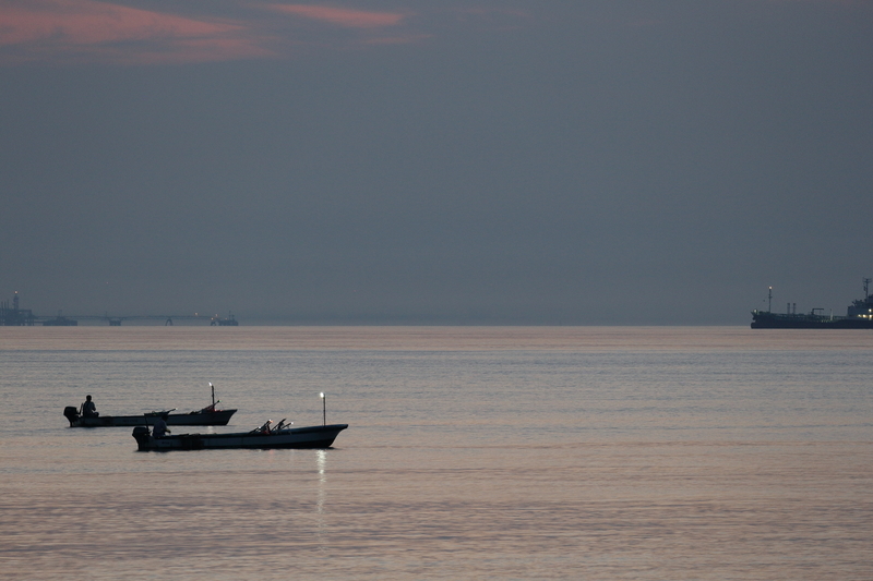 四日市市の楠漁港から朝の海の様子を撮影した写真②2艘の漁船が漁をしています