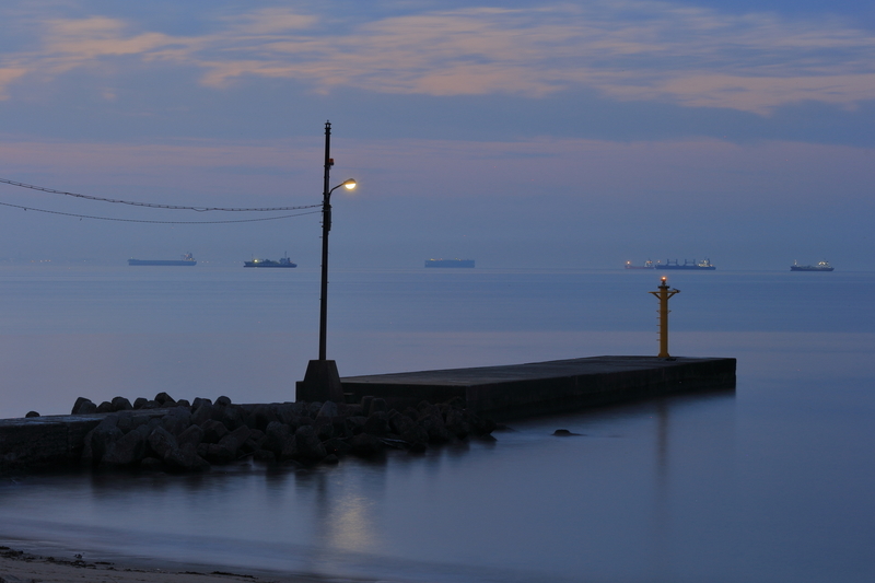 四日市市の楠漁港にある南側の突堤と朝の海の様子を撮影した写真③