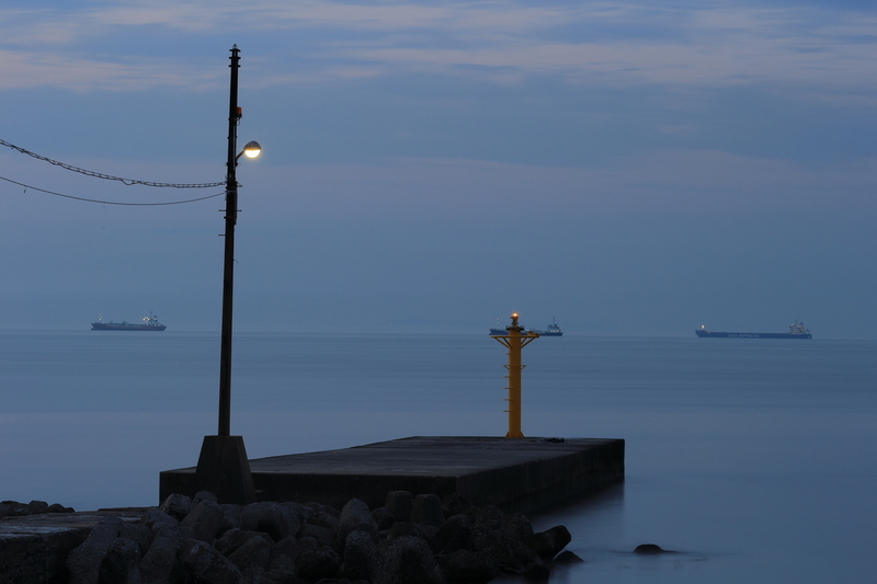 四日市市の楠漁港にある南側の突堤と朝の海の様子を撮影した写真④