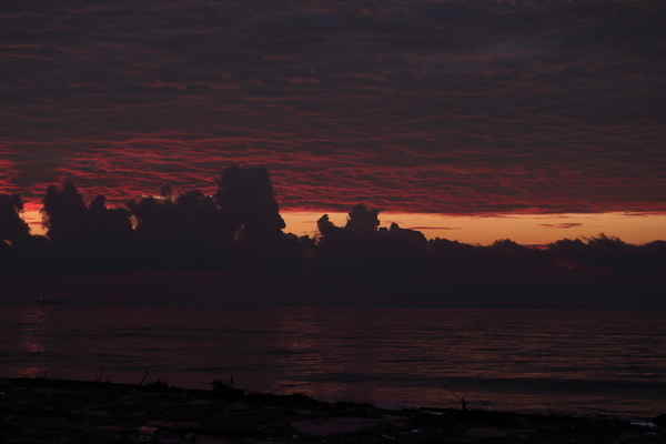 朝の海岸で朝焼けの空を撮影した写真①