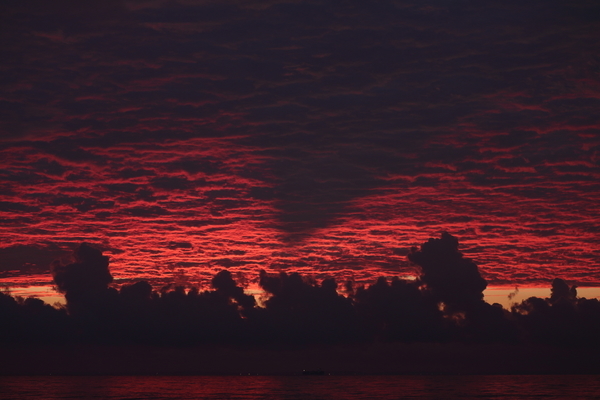 朝の海岸で朝焼けの空を撮影した写真④