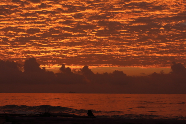 朝の海岸で朝焼けの空を撮影した写真⑦