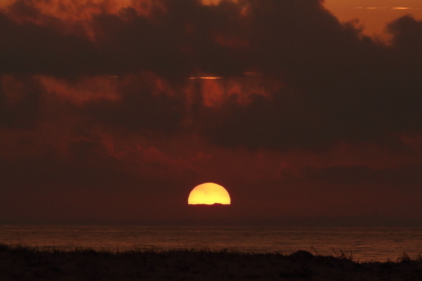 日の出と朝の海岸で朝焼けの空を撮影した写真①