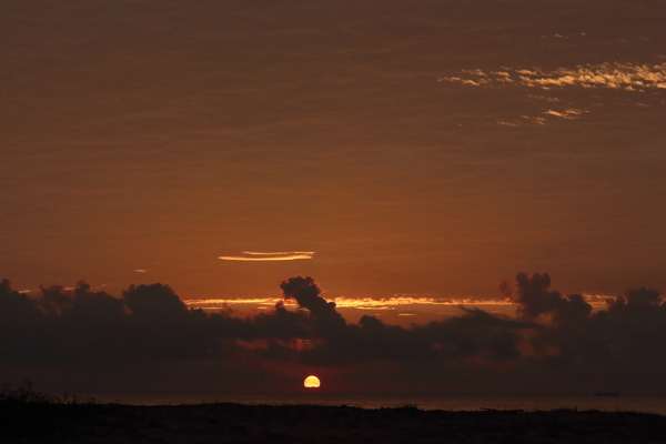 日の出と朝の海岸で朝焼けの空を撮影した写真②