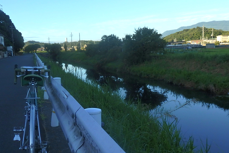 04 川沿いも涼しい 056412