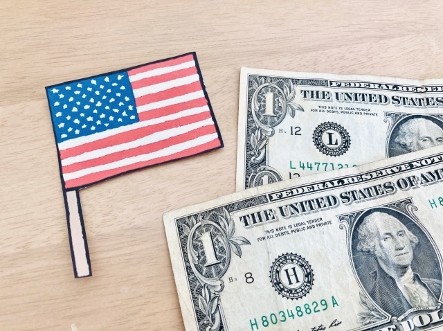 米国の国旗とドル紙幣