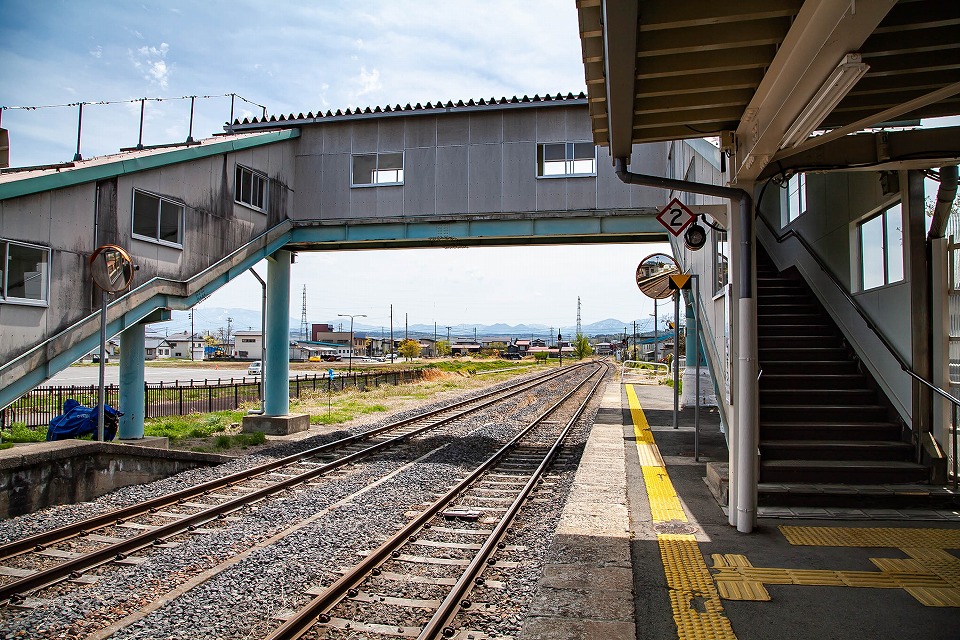 羽前小松駅１番線と跨線橋