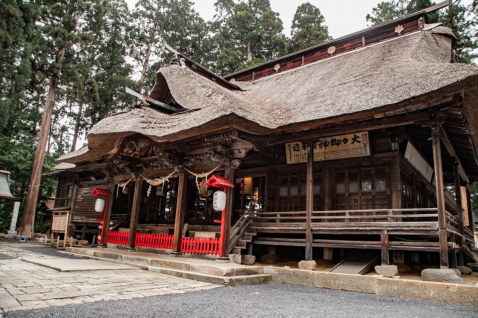 熊野大社茅葺屋根の本殿