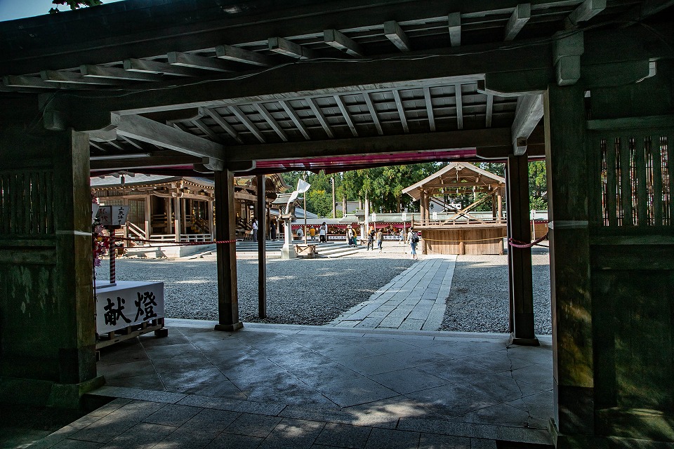彌彦神社回廊と本殿