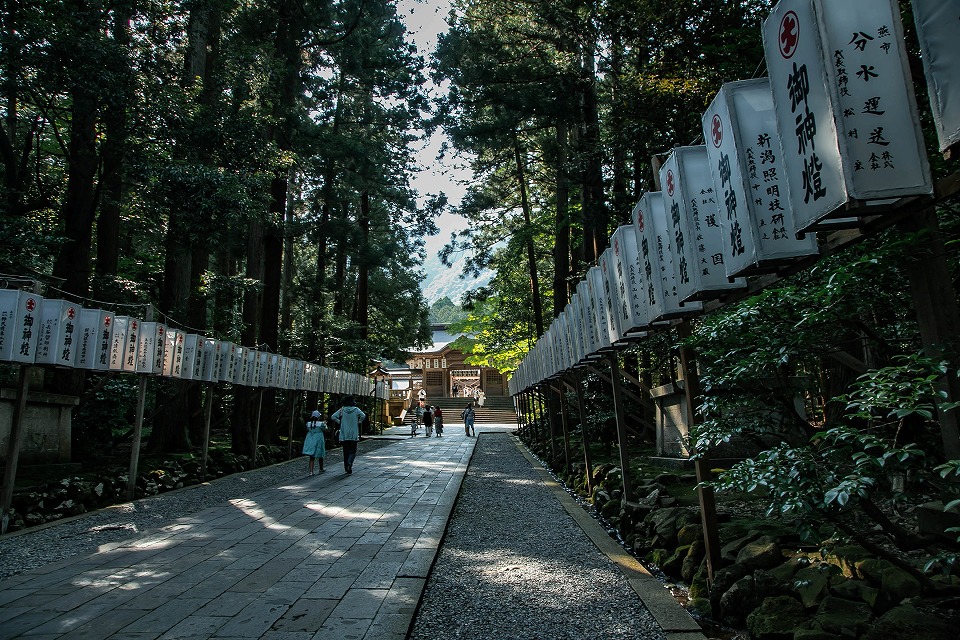 彌彦神社石畳の表参道