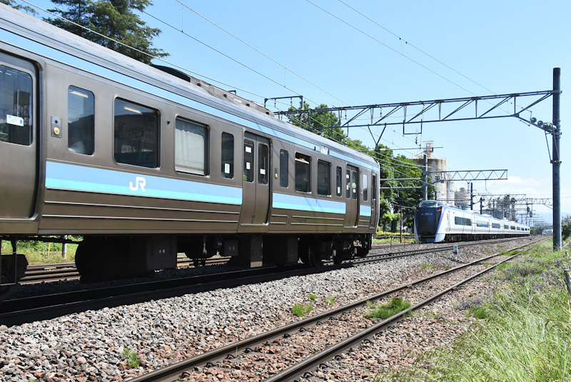 2023年6月3日撮影　南松本にて　E353系あずさ34号と211系　離合