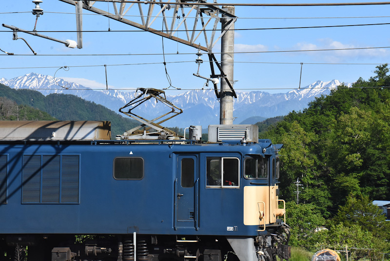 2023年6月4日　篠ノ井線8087ﾚ　EF64重連　坂北駅　アルプスをバックに
