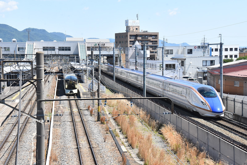 2023年6月3日撮影　E001系四季島　信州コース試運転　北陸新幹線かがやきとの並び