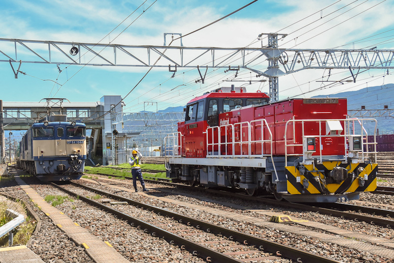 2023年6月17日撮影　南松本にて　西線貨物8084ﾚ　とHD300-10号機