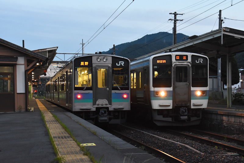 2023年6月18日撮影　辰野線は小野駅にて　回9121M　211系と166M　E127系並び