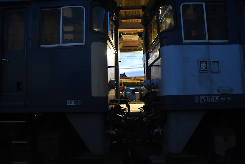 2023年6月24日撮影　塩尻駅にて西線貨物6089ﾚ　EF64重連の向こうにブルサン