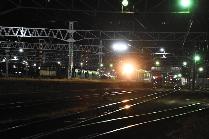 2024年1月1日撮影　篠ノ井線8087ﾚ　南松本にて　EF64重連+EH200とE127系霜取り電車