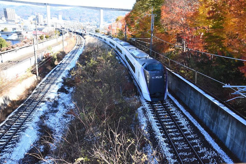 2023年11月19日撮影　岡谷跨線橋にて　遅れE353系　あずさ1号