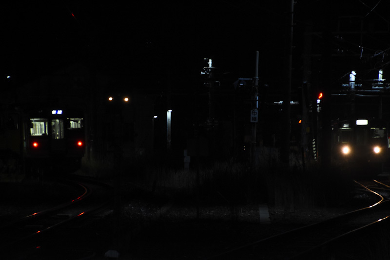 2024年1月20日撮影　伊那松島駅　2201M　213系5000番台と回送の出区　
