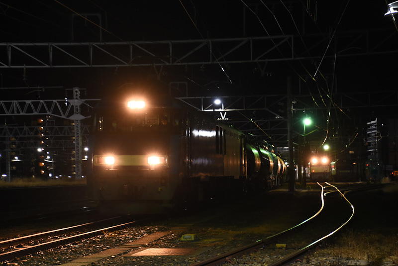 2023年11月25日撮影　南松本にて　篠ノ井線8087ﾚ　EF64重連と篠ノ井線貨物5463ﾚ　EH200-2号機　ライト点灯