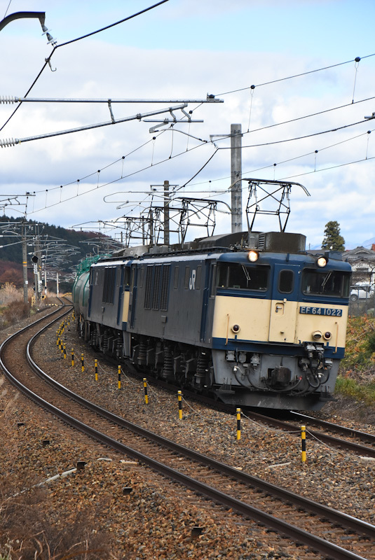 2023年11月25日撮影　西線貨物8084ﾚ　EF64重連　本山にて　坂を下る