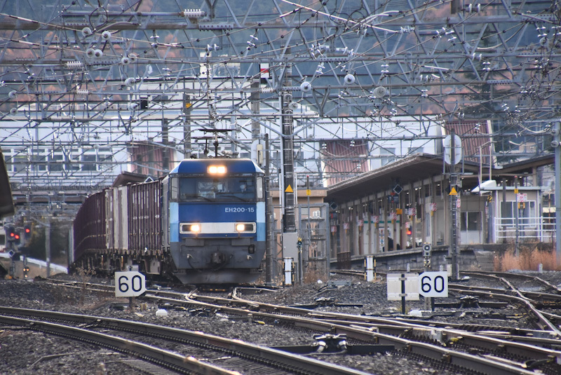 2023年11月25日撮影　東線貨物2083ﾚ　塩尻駅を通過する　EH200-15号機　　