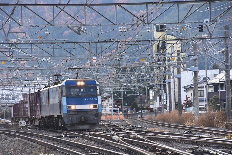 2023年11月25日撮影　東線貨物2083ﾚ　塩尻駅を通過する　EH200-15号機　ポイント通過
