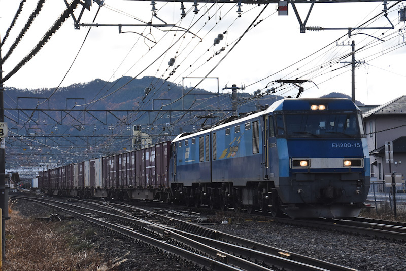 2023年11月25日撮影　東線貨物2083ﾚ　塩尻駅を通過する　EH200-15号機　引き付けて