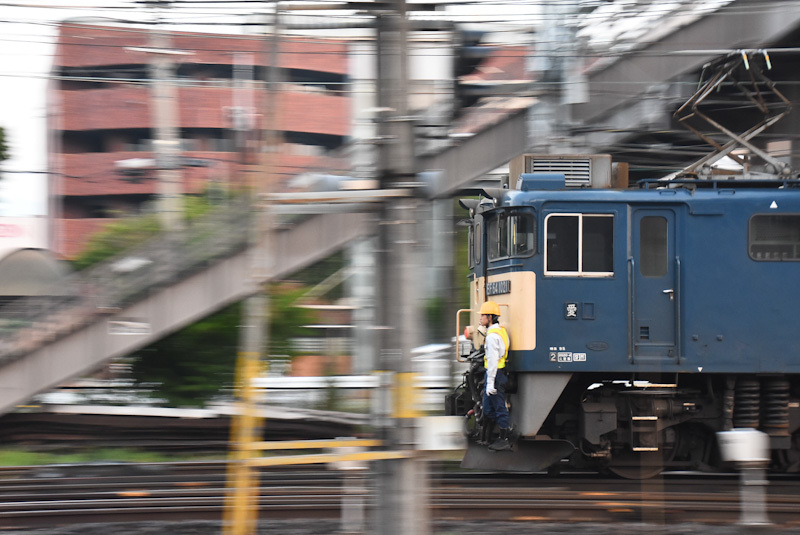 2023年7月29日撮影　南松本にて西線貨物6089ﾚ　EF64原色重連機回し　流し撮り　1