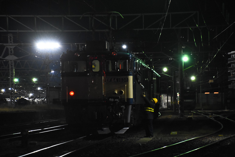 2023年12月5日撮影　南松本にて　篠ノ井線8087ﾚ　機回し終了　無線機の返却