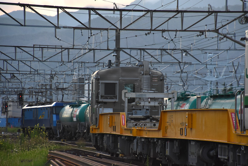 2023年8月5日撮影　南松本にて　篠ノ井線5463ﾚ　EH200-13号機とキヤE195系　ST22編成